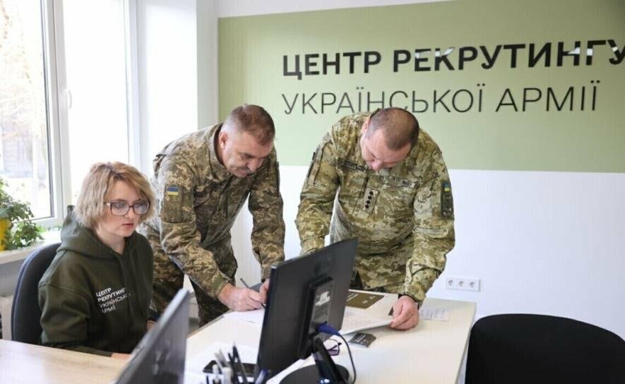 Уряд спростив вступ іноземців до ЗСУ Уряд спростив вступ іноземців до ЗСУ