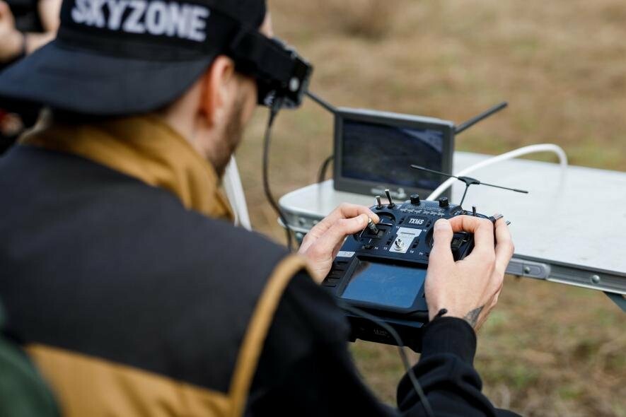 Дрони на оптоволокні це FPV-дрони, які управляються через оптоволоконний кабель Дрони на оптоволокні це FPV-дрони, які управляються через оптоволоконний кабель