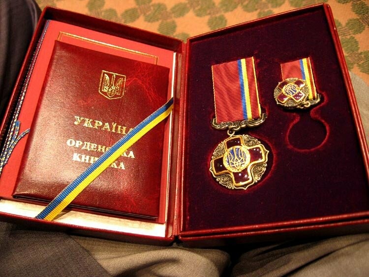 Зеленський нагородив 411 військових, більшість – посмертно Зеленський нагородив 411 військових, більшість – посмертно