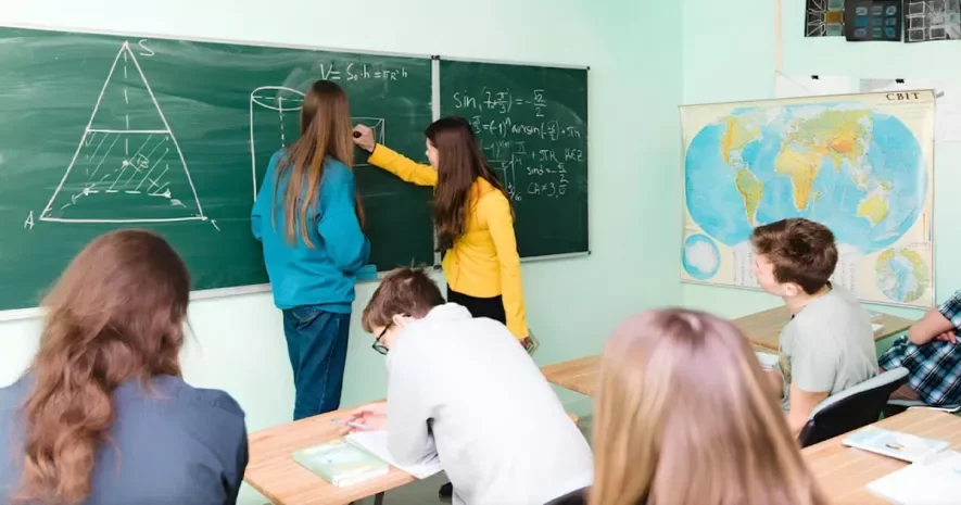 Старшокласники масово залишають Україну: питання мобілізації молоді стає все гостріше Старшокласники масово залишають Україну: питання мобілізації молоді стає все гостріше