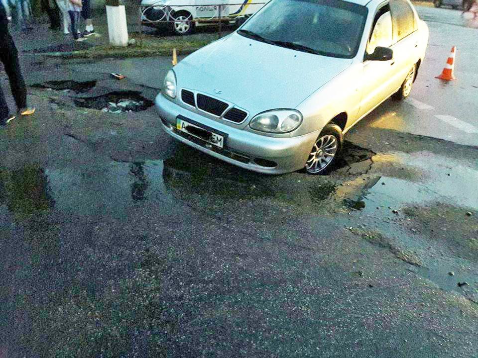 У Білій Церкві автомобіль провалився в яму в асфальті У Білій Церкві автомобіль провалився в яму в асфальті