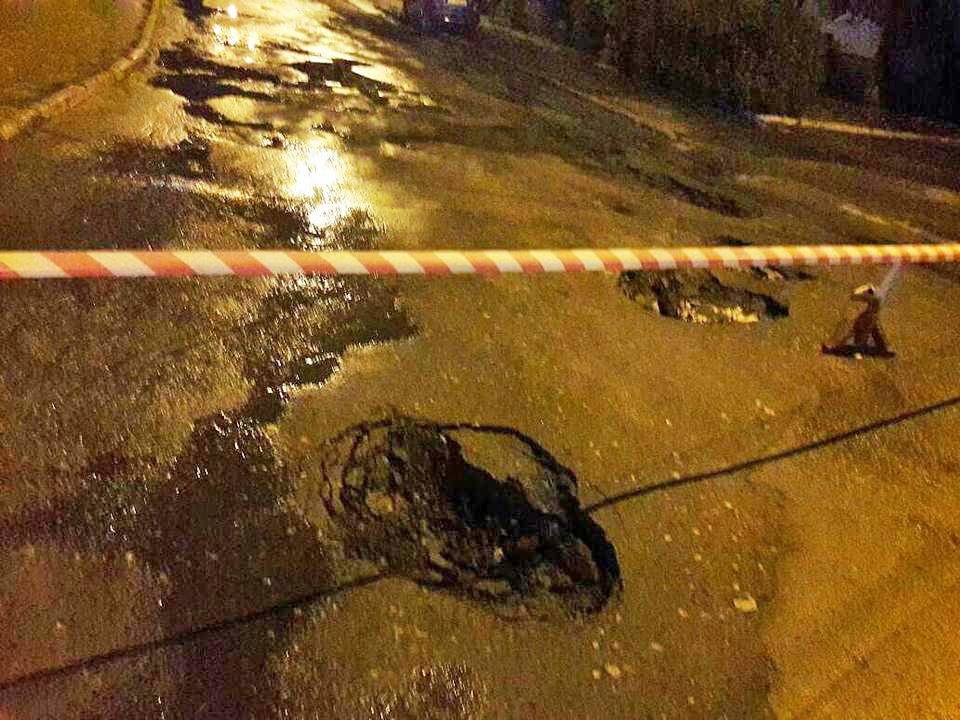 У Білій Церкві автомобіль провалився в яму в асфальті У Білій Церкві автомобіль провалився в яму в асфальті