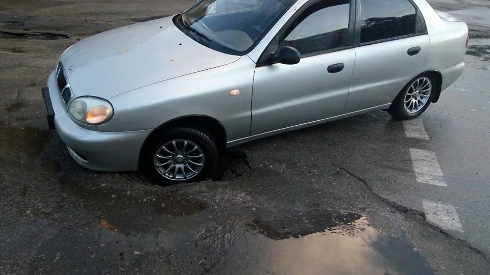 У Білій Церкві автомобіль провалився в яму в асфальті У Білій Церкві автомобіль провалився в яму в асфальті