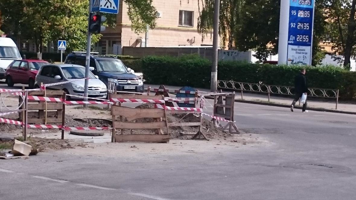У Білій Церкві автомобіль провалився в яму в асфальті У Білій Церкві автомобіль провалився в яму в асфальті