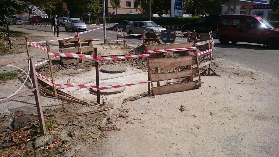 У Білій Церкві автомобіль провалився в яму в асфальті У Білій Церкві автомобіль провалився в яму в асфальті