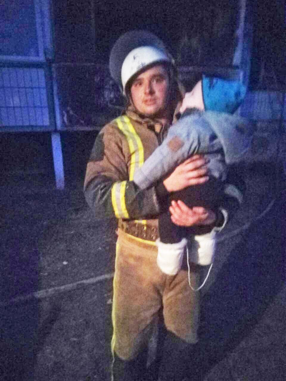 Білоцерківщина: під час пожежі у квартирі вогнеборці врятували 6-ти місячне немовля Білоцерківщина: під час пожежі у квартирі вогнеборці врятували 6-ти місячне немовля