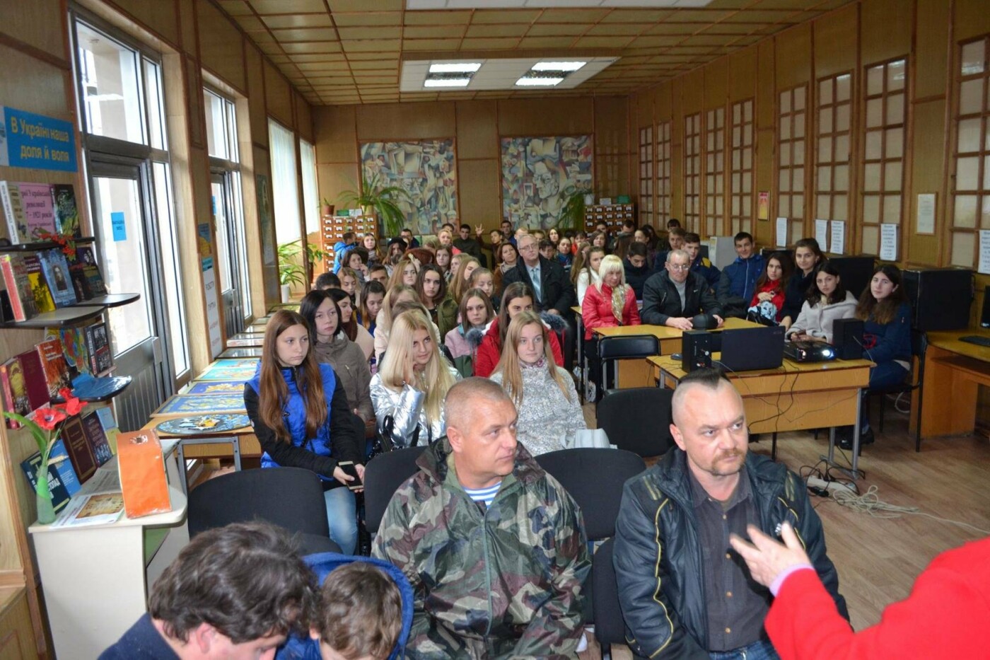 В центральній білоцерківській бібліотеці відзначили День Захисника України В центральній білоцерківській бібліотеці відзначили День Захисника України