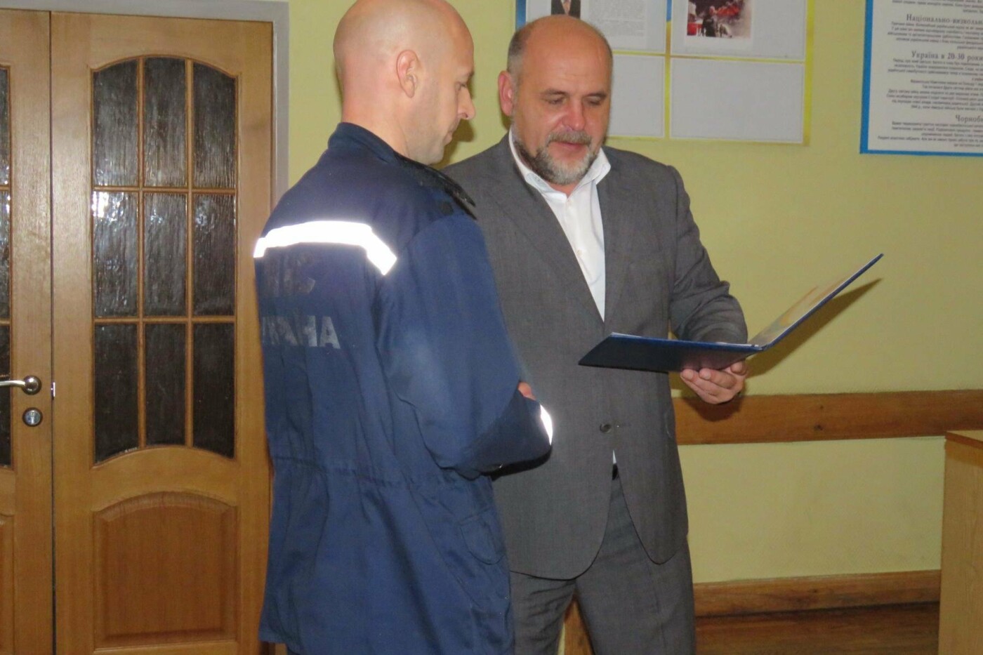 Міська рада нагородила грамотами рятувальників, які ліквідували пожежу на "Біофармі" Міська рада нагородила грамотами рятувальників, які ліквідували пожежу на "Біофармі"
