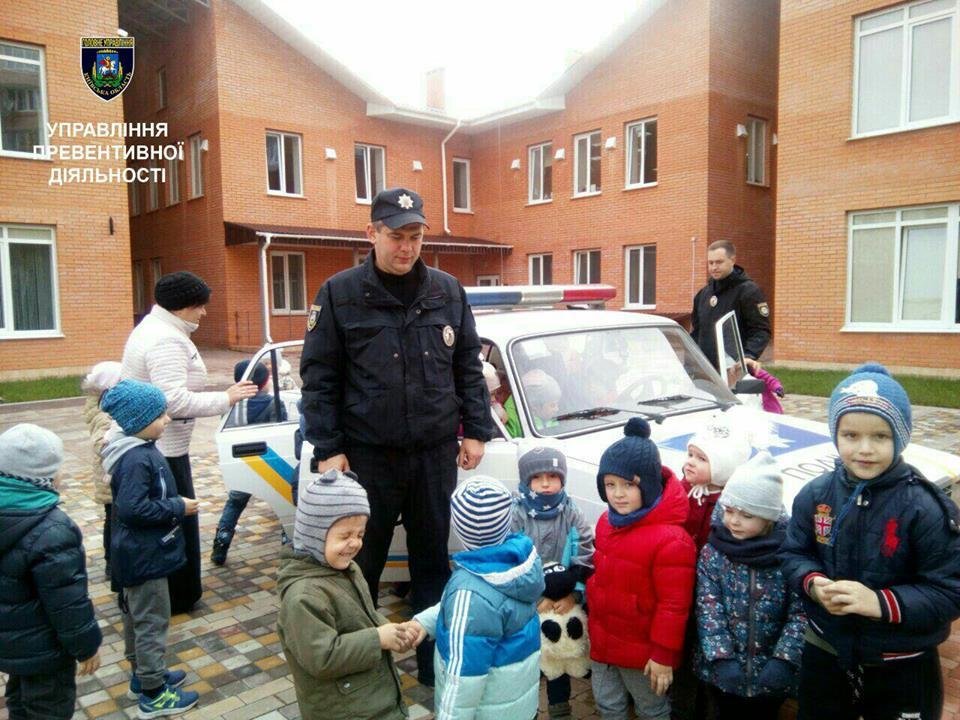 У Білій Церкві працівники поліції навчали вихованців дитячого садочку дорожній абетці У Білій Церкві працівники поліції навчали вихованців дитячого садочку дорожній абетці