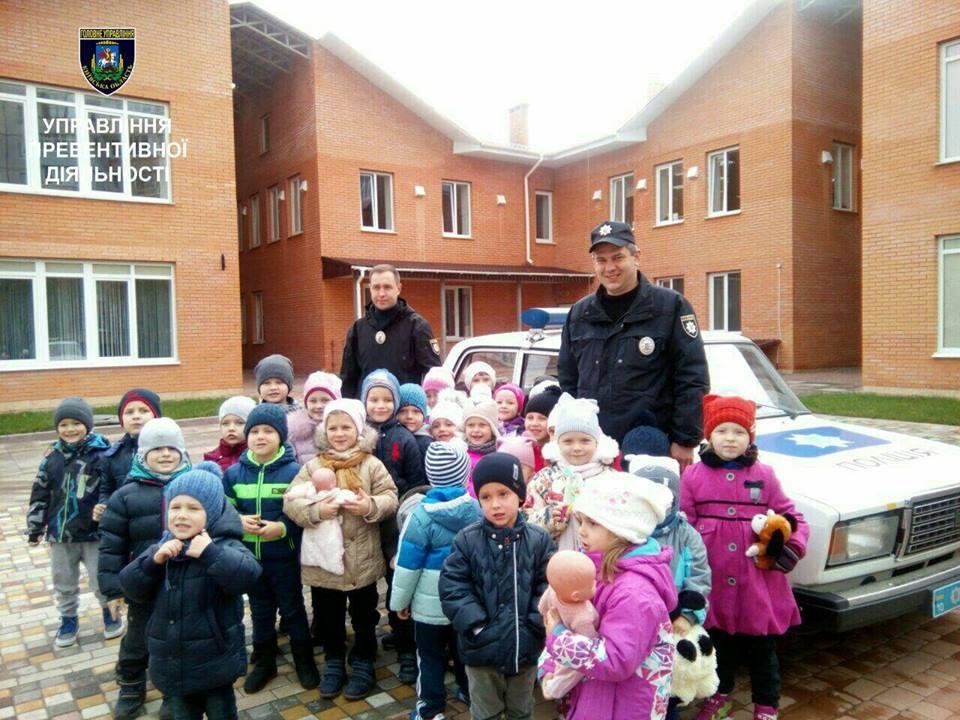 У Білій Церкві працівники поліції навчали вихованців дитячого садочку дорожній абетці У Білій Церкві працівники поліції навчали вихованців дитячого садочку дорожній абетці