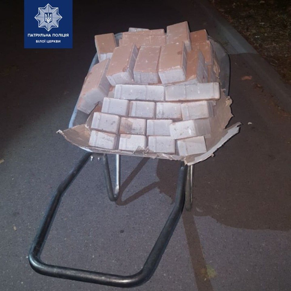 У Білій Церкві затримали крадія "міської" бруківки, фото-1 У Білій Церкві затримали крадія "міської" бруківки, фото-1