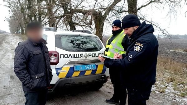 Поліція Київської області зафіксувала факт отримання неправомірної вигоди від хабара за те, щоб автомобіль не евакуювали